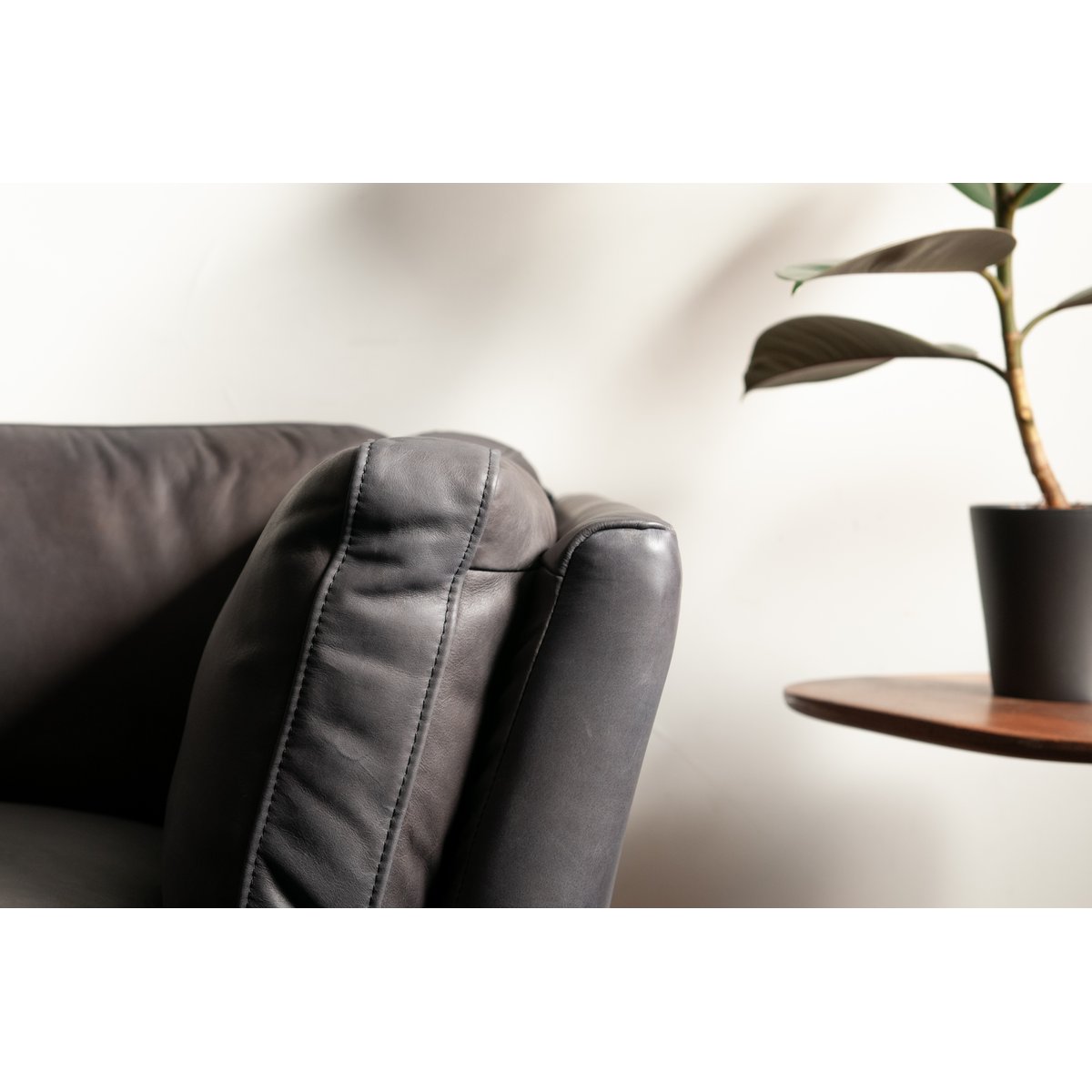 Fauteuil en cuir HAMAR gris anthracite, PRODUIT INTERIEUR BRUT