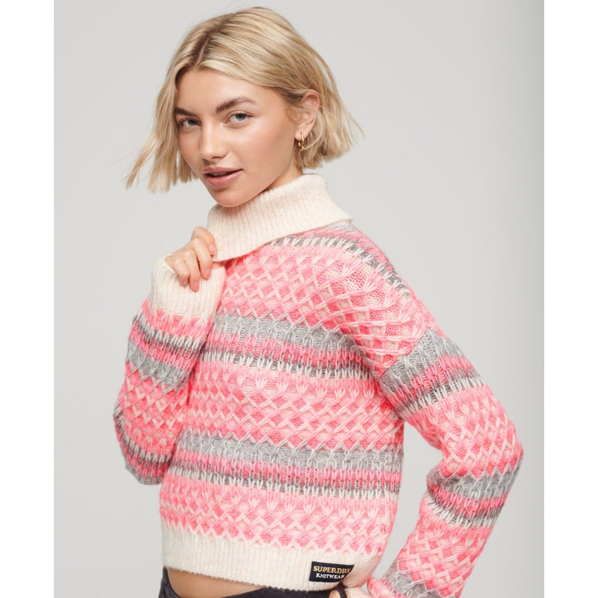Pull col roulé crop à motifs graphiques ecru/rose, SUPERDRY