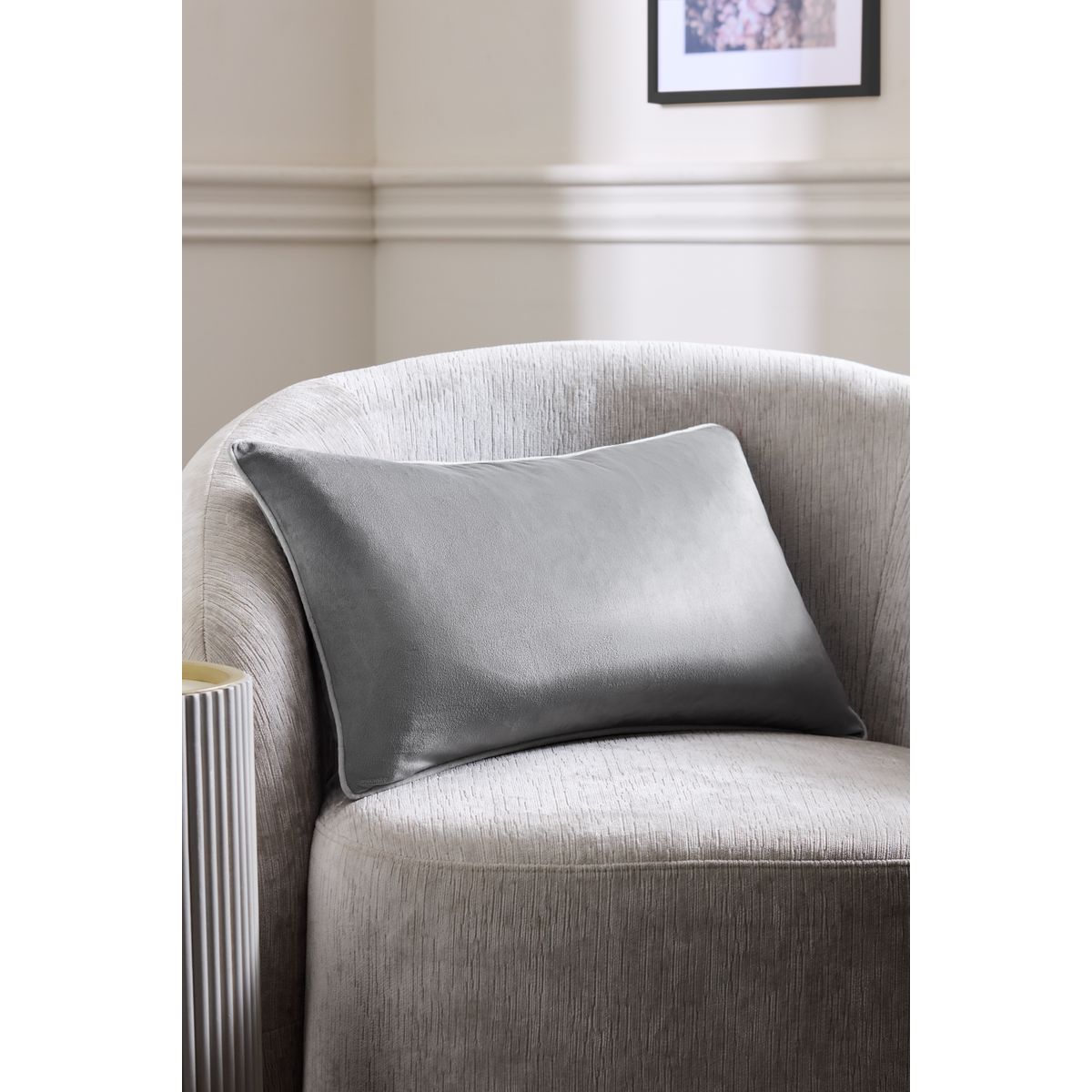 Coussin en velours mat avec liseré contrasté gris, NEXT