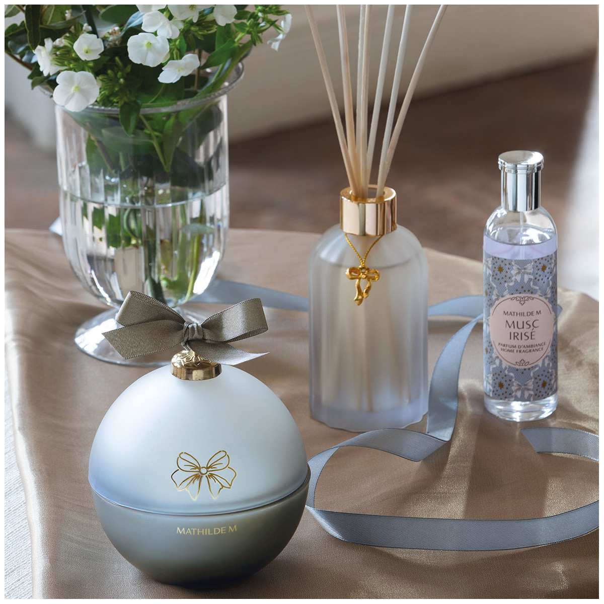 Bougie boule 210 g parfum Musc Irisé RUBANS DE FÊTE bleu, MATHILDE M