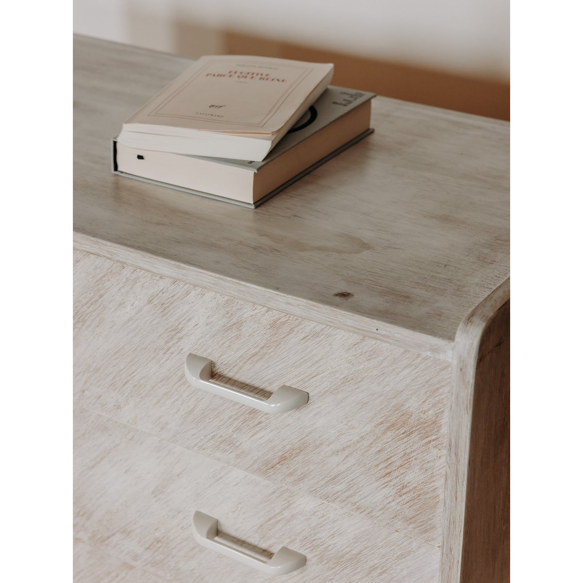 Jolie commode en bois teinté couleur crème Olga N°1109 - Bon état crème, DEBONGOUT