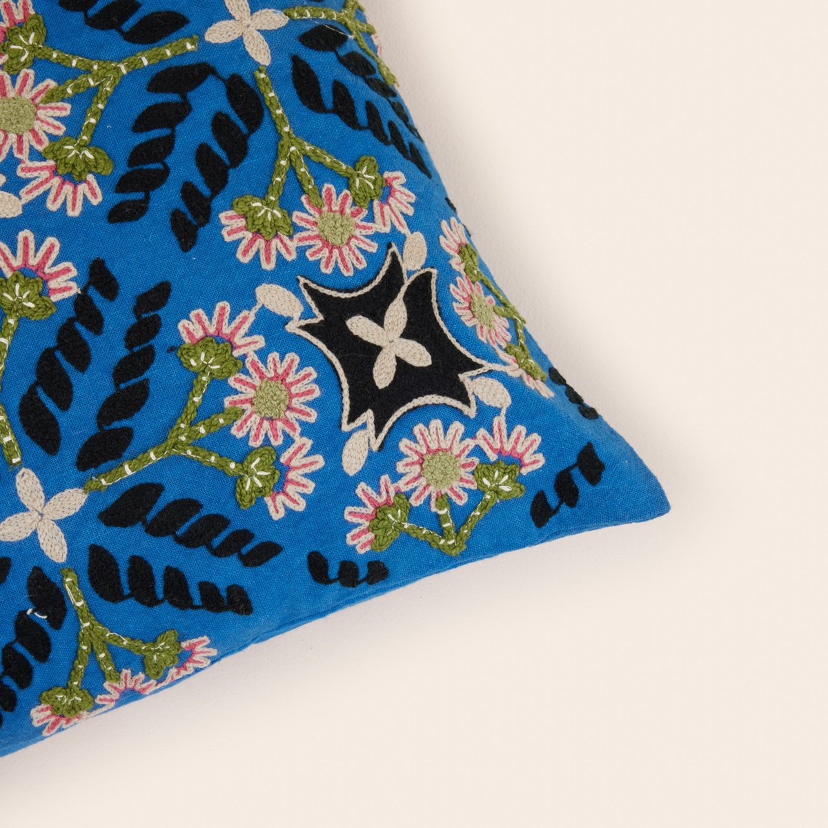 Housse De Coussin en Coton rebrodé d'une broderie florale NAJOUA bleu à coloris multiples, MADURA