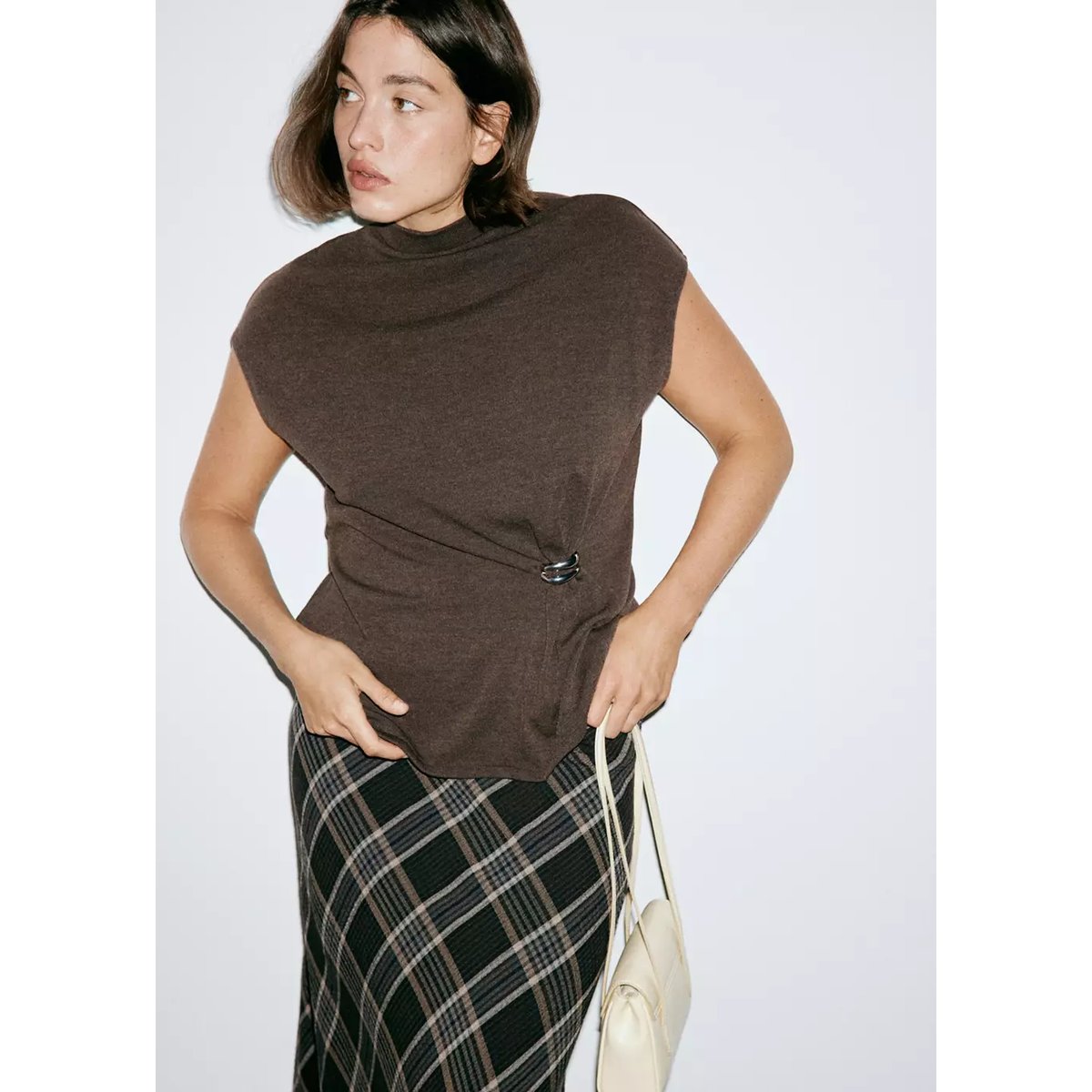 Top en maille détail de broche chocolat, MANGO
