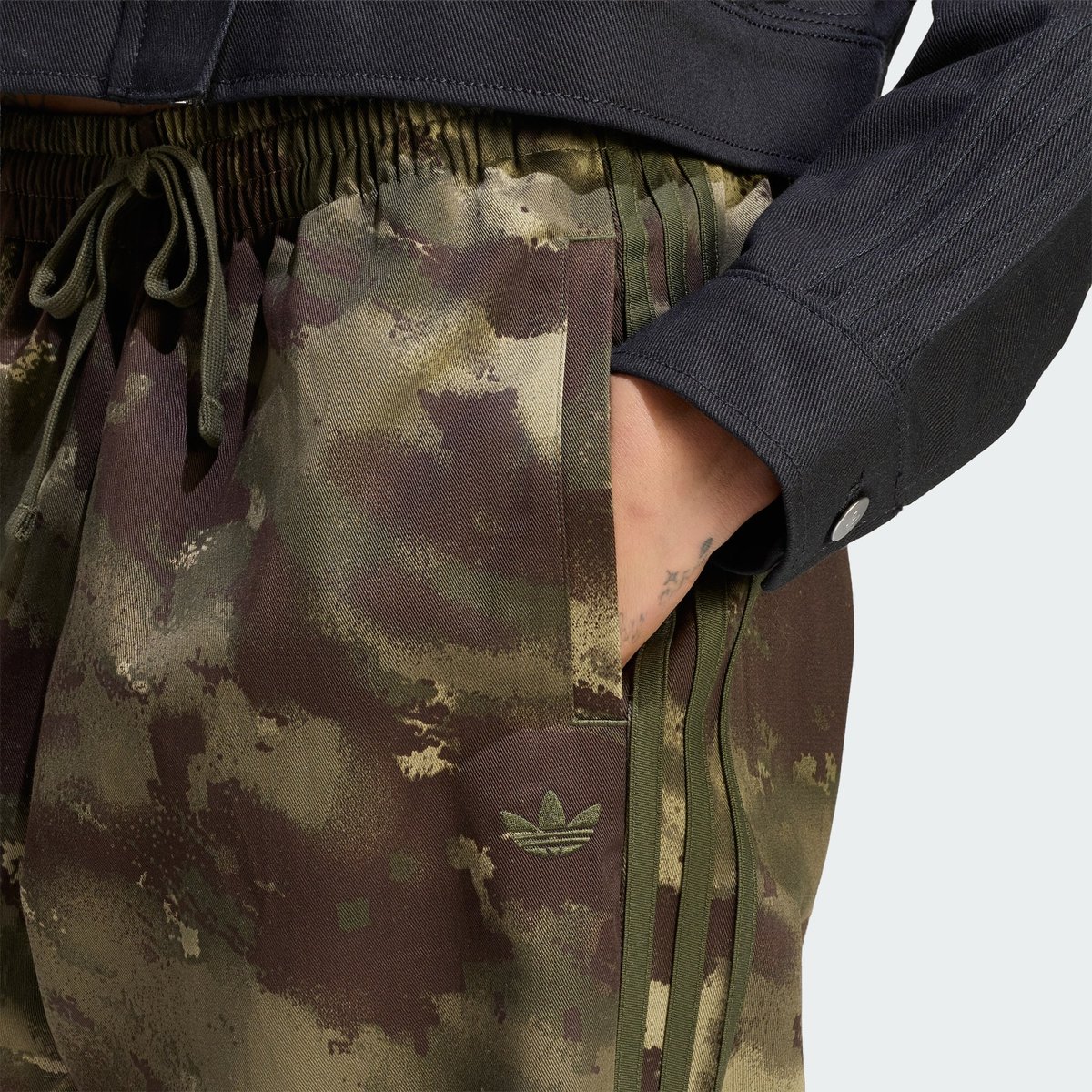 Pantalon Cargo Oversize Pantalon Cargo Oversize multicolor / night cargo, adidas Originals