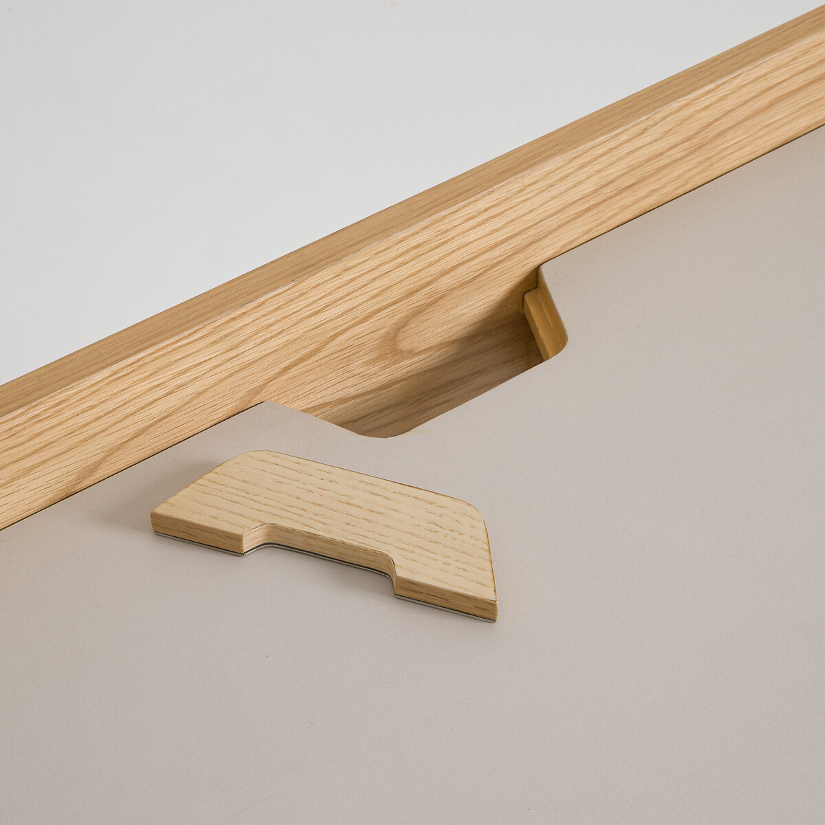 Scrivania in rovere impiallacciato e pelle, Junius, design Emmanuel Gallina quercia naturale, AM.PM X EMMANUEL GALLINA
