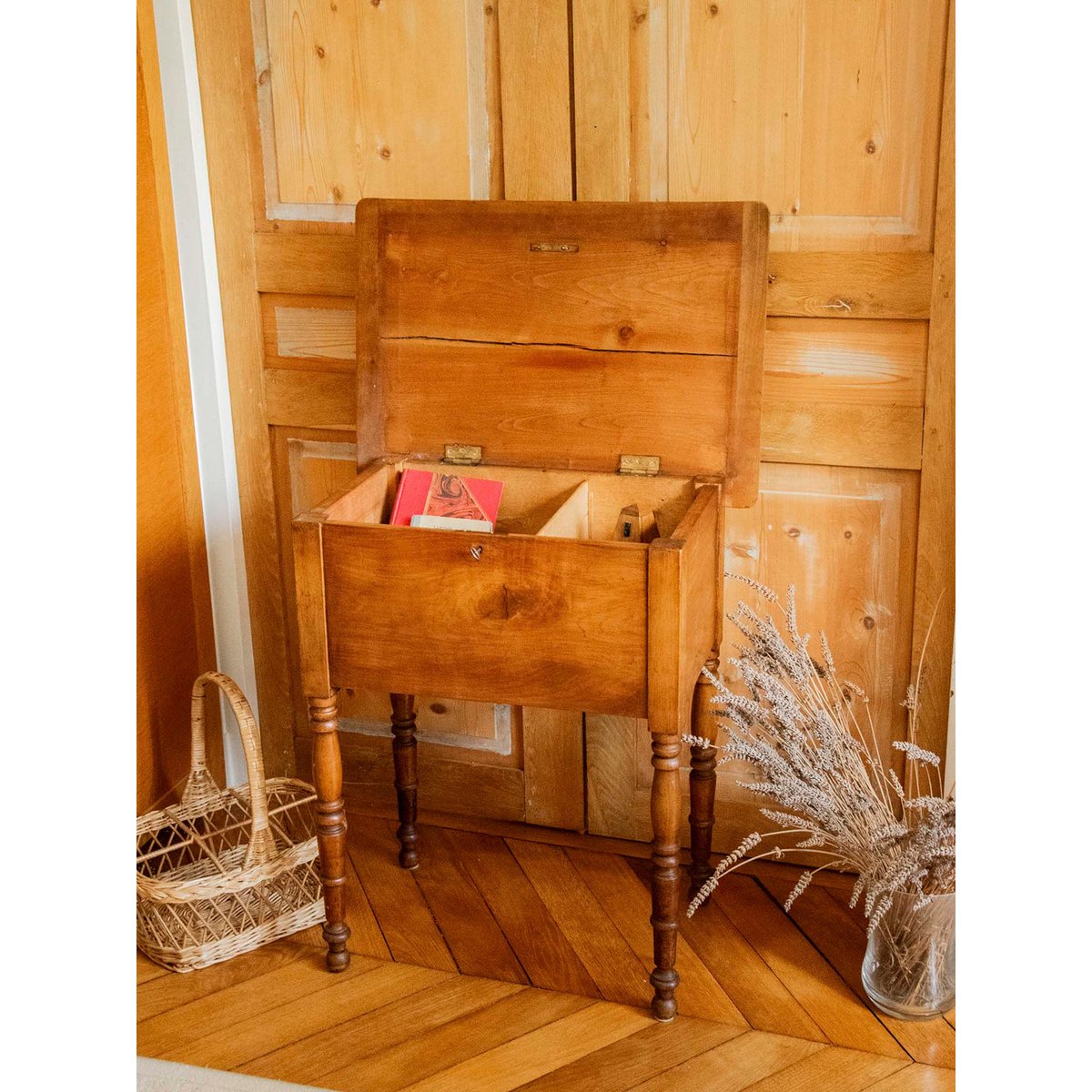 Travailleuse en bois sculpté Brigitte N°351 - Bon état bois foncé, DEBONGOUT