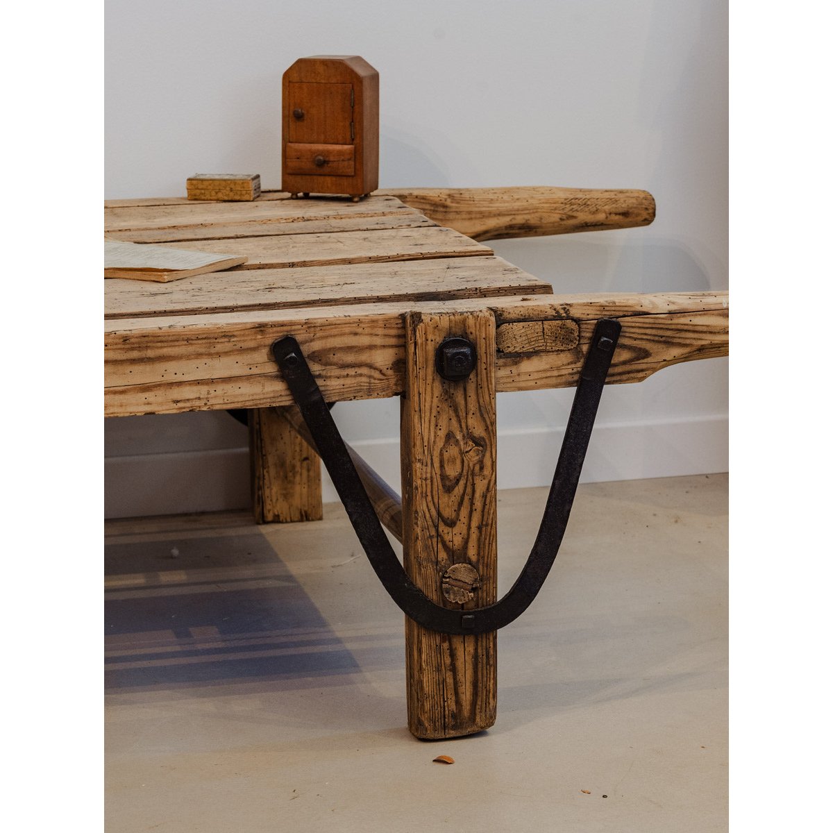 Table basse de ferme en bois Léonie N°881 - Bon état bois clair, DEBONGOUT