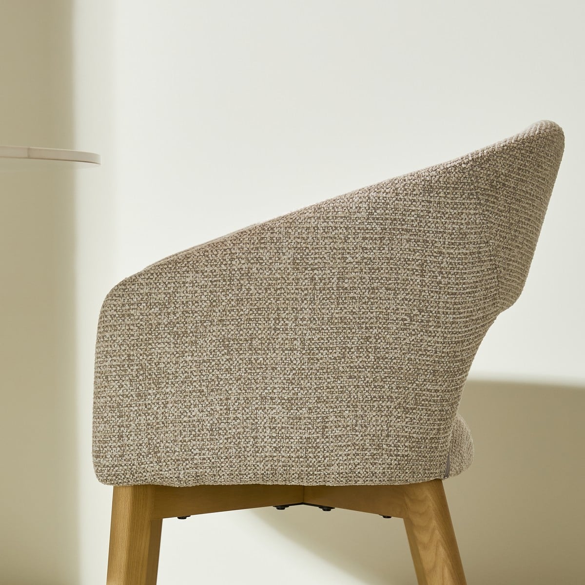 Chaise tapissée en frène massif INES beige, SIGNATURE
