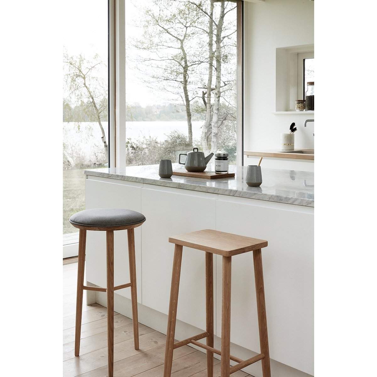 Tabouret de bar en placage de chêne et bois de chêne FOLK naturel, HUBSCH