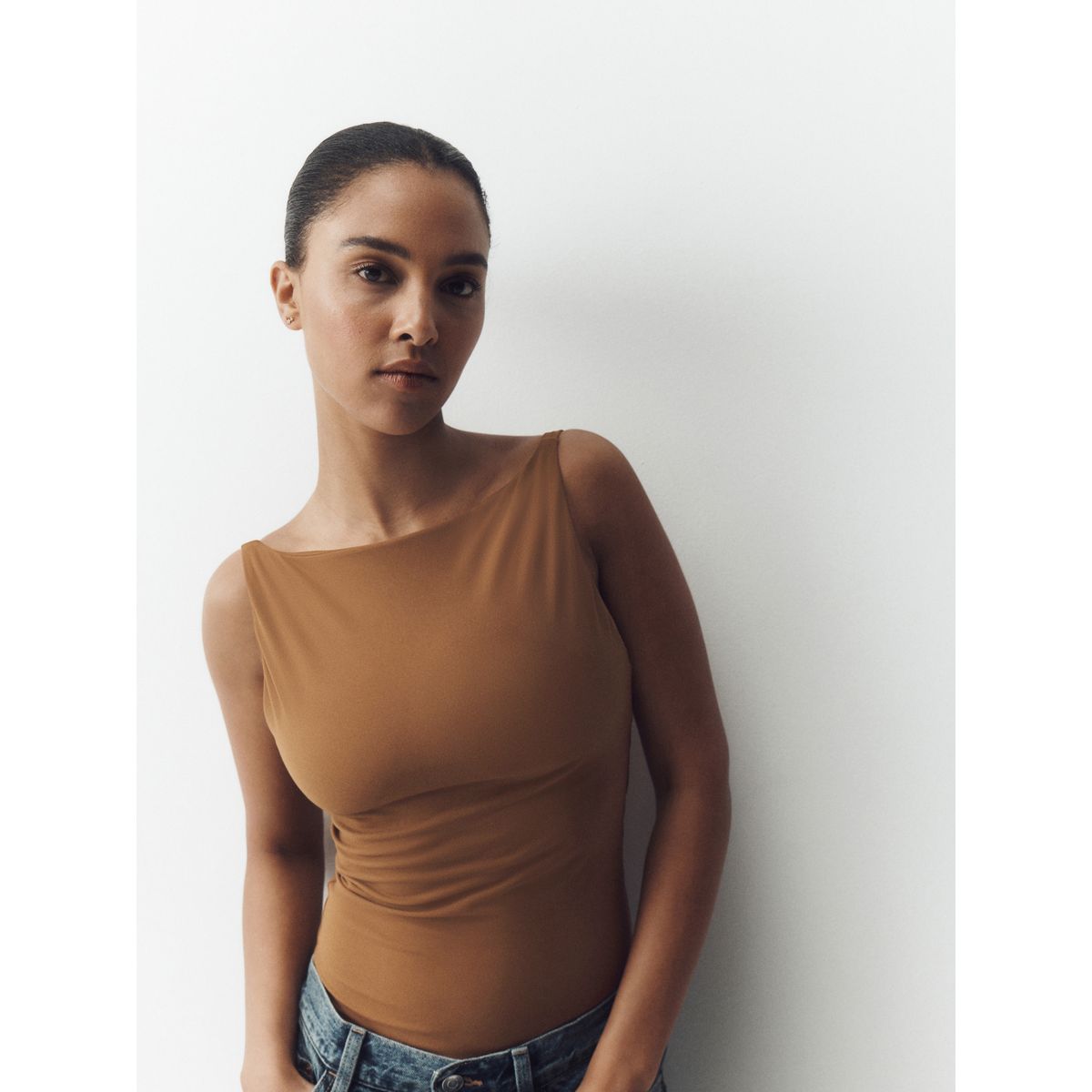 Haut à col bateau et soutien-gorge intégré marron chocolat, NEXT