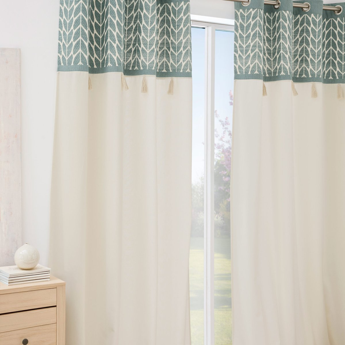 Rideau tamisant à œillets en polycoton jacquard avec pompons vert, DOUCEUR D'INTÉRIEUR