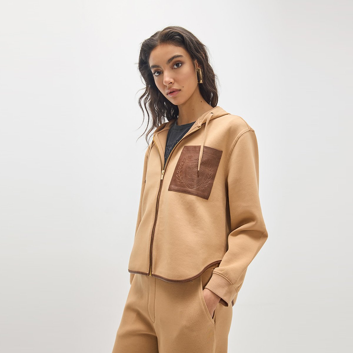 Sweat zippé à capuche avec poche faux cuir camel, LOLA CASADEMUNT
