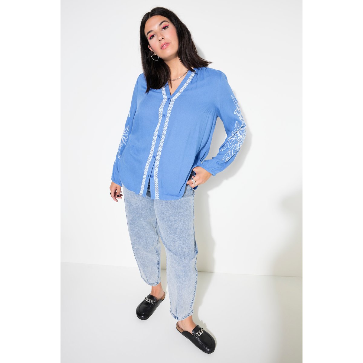 Chemisier, coupe Loose Shape, broderies bleu jean, STUDIO UNTOLD