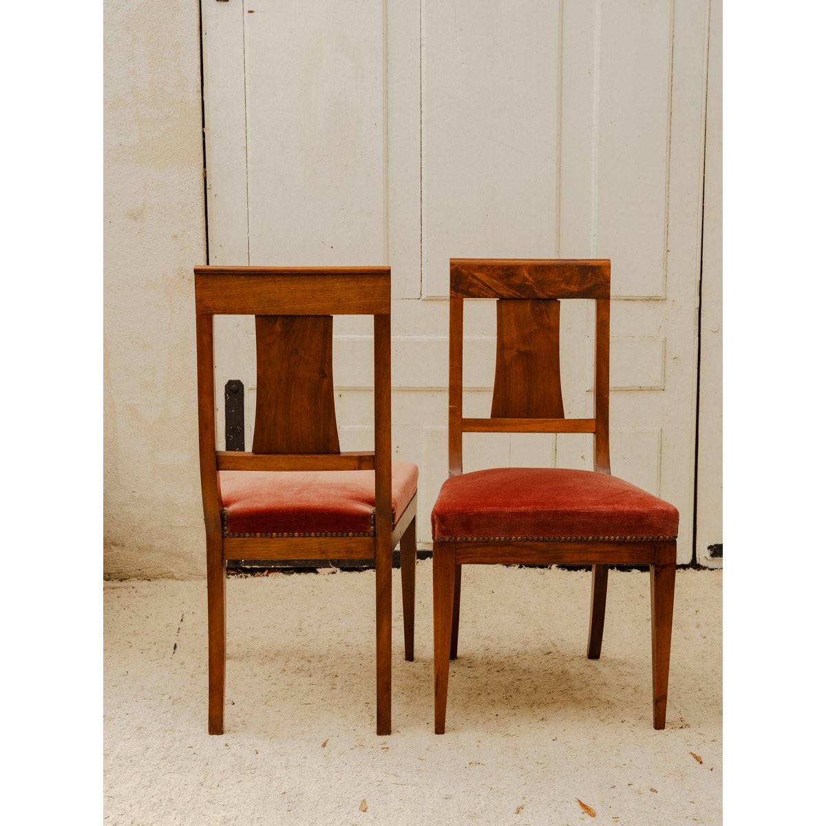 Lot de 3 chaises en bois et tissu rouge Claude N°1705 - Bon état bois foncé, DEBONGOUT