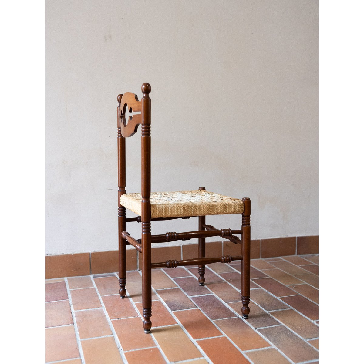 Paire de chaises en paillage Claude N°1479 - Bon état bois foncé, DEBONGOUT