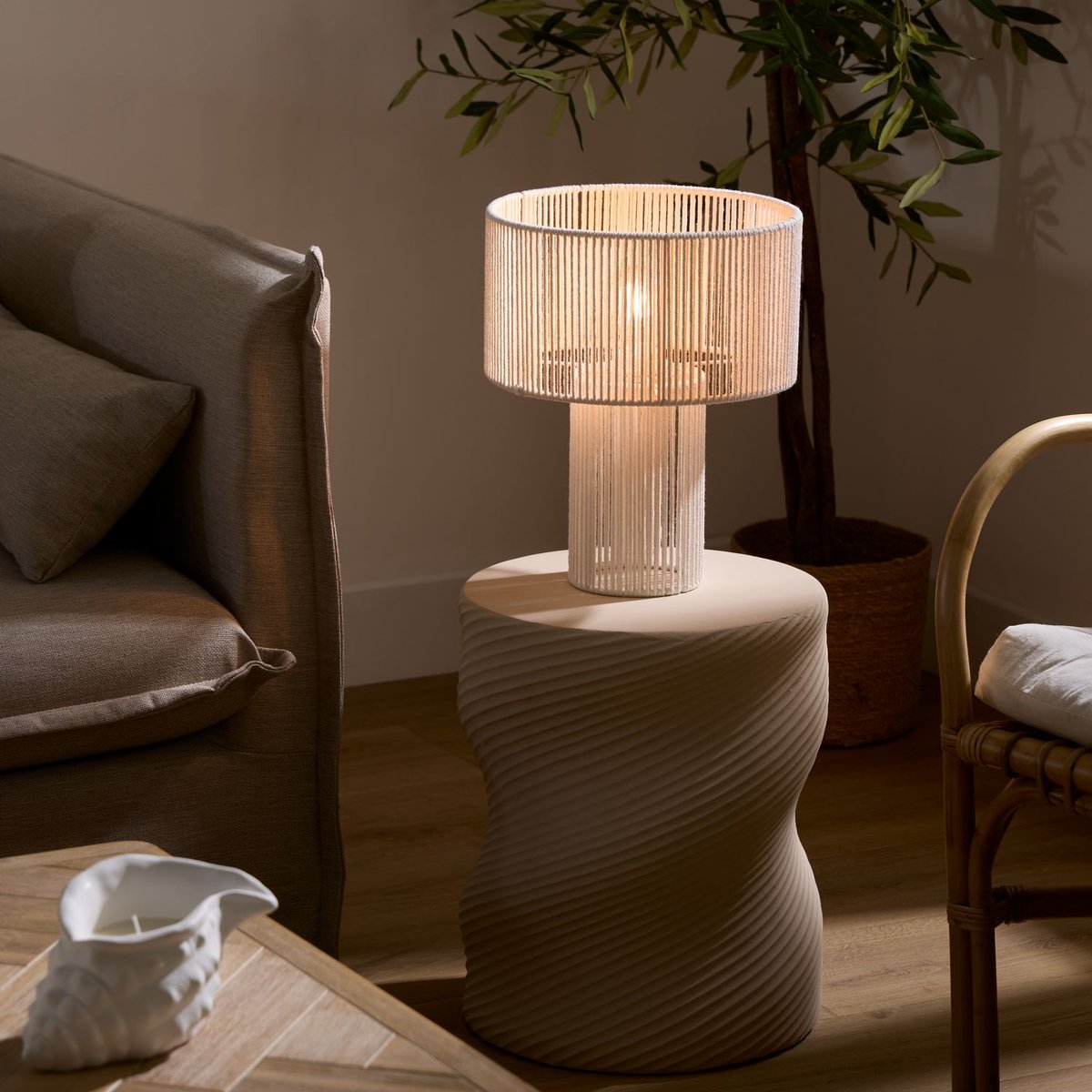 Table d'appoint design torsadé SADDLE sable, ATMOSPHERA