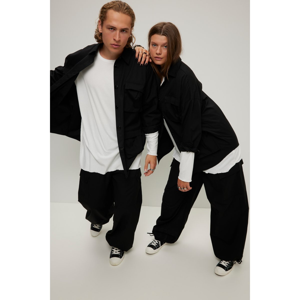 Veste chemise oversize à manches longues. noir, STUDIO UNTOLD
