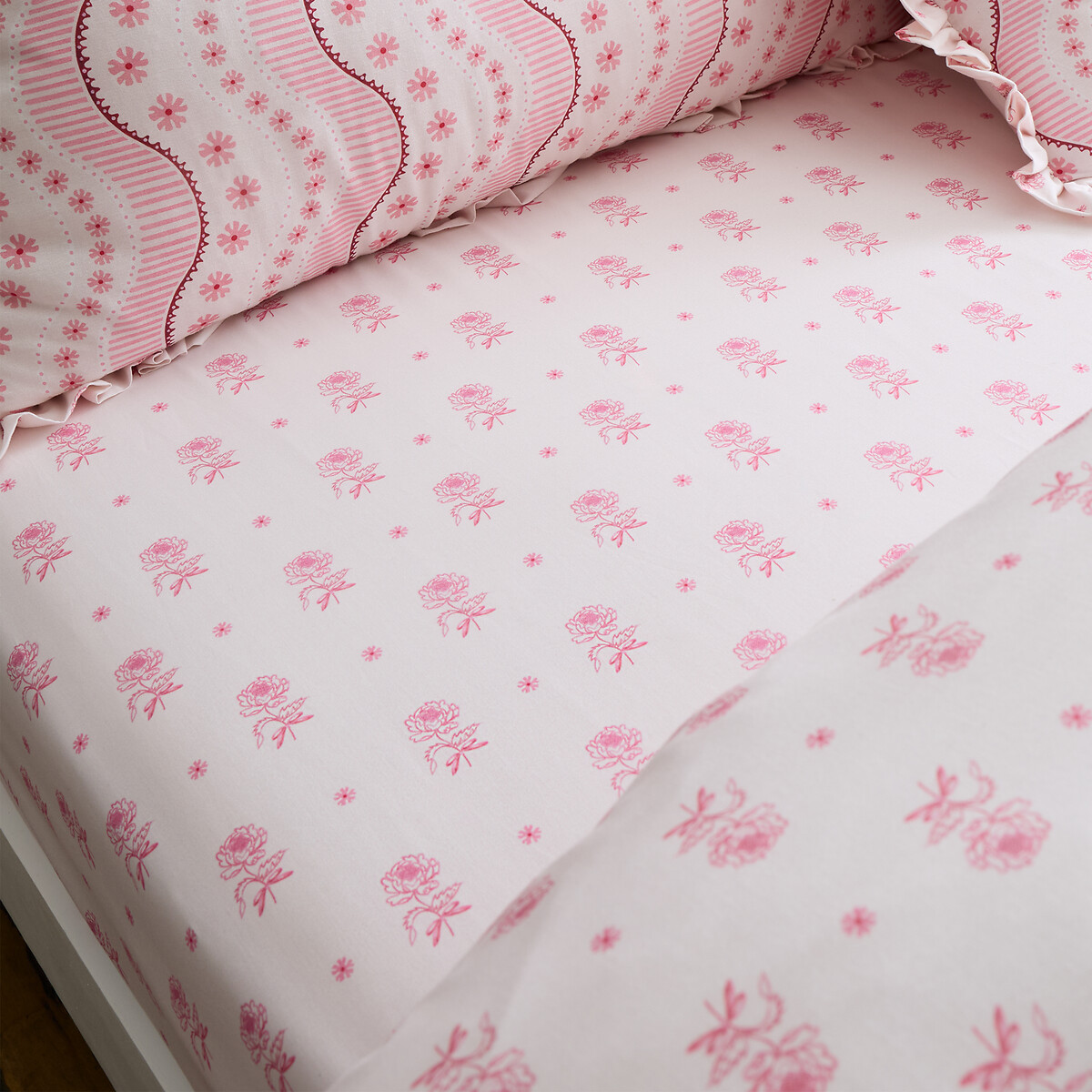 Spitalfield Bunches Cotton Fitted Sheet pink, CATH KIDSTON