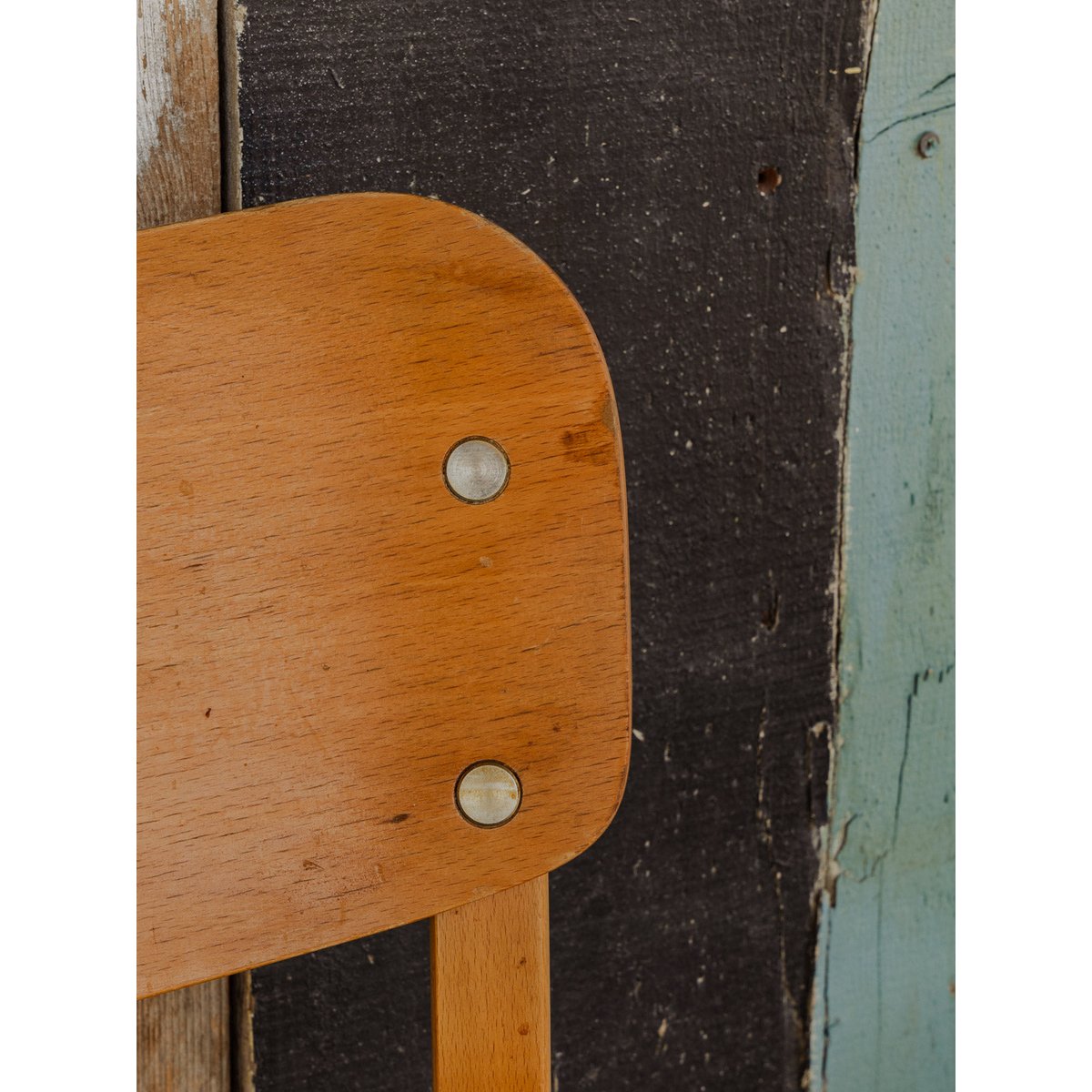 Paire de chaises en bois Claude N°1386 - Bon état bois clair, DEBONGOUT
