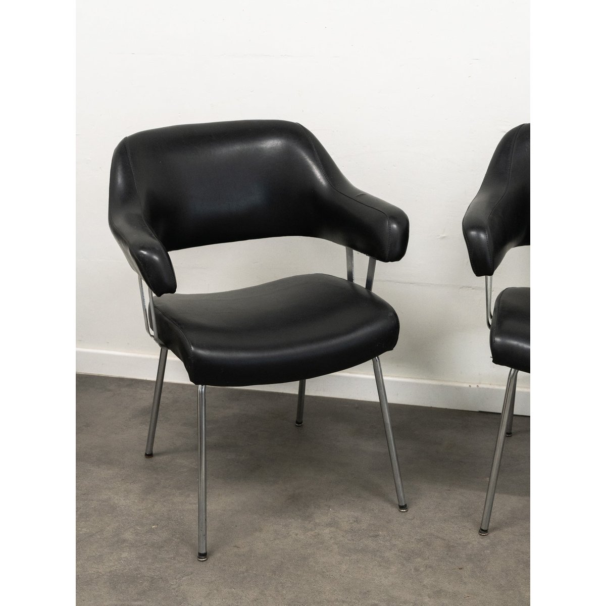 Paire de fauteuils en skaï et métal Jakob N°1289 - Bon état noir, DEBONGOUT