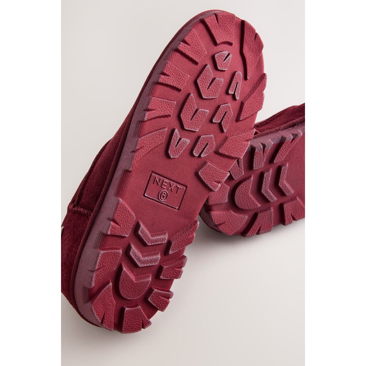 Chaussons en daim fourrés prune, NEXT