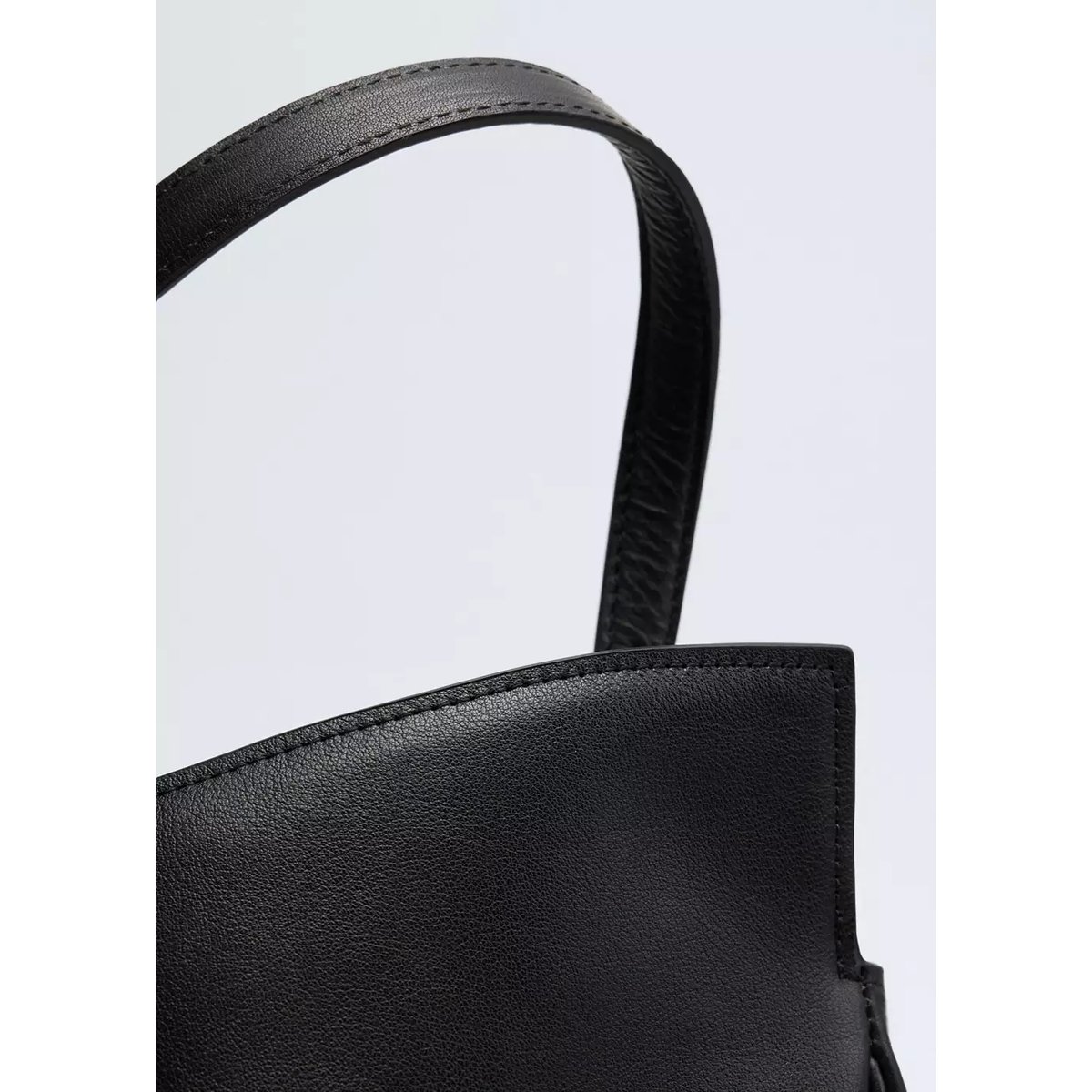 Sac cabas en cuir avec breloque et miroir noir, MANGO