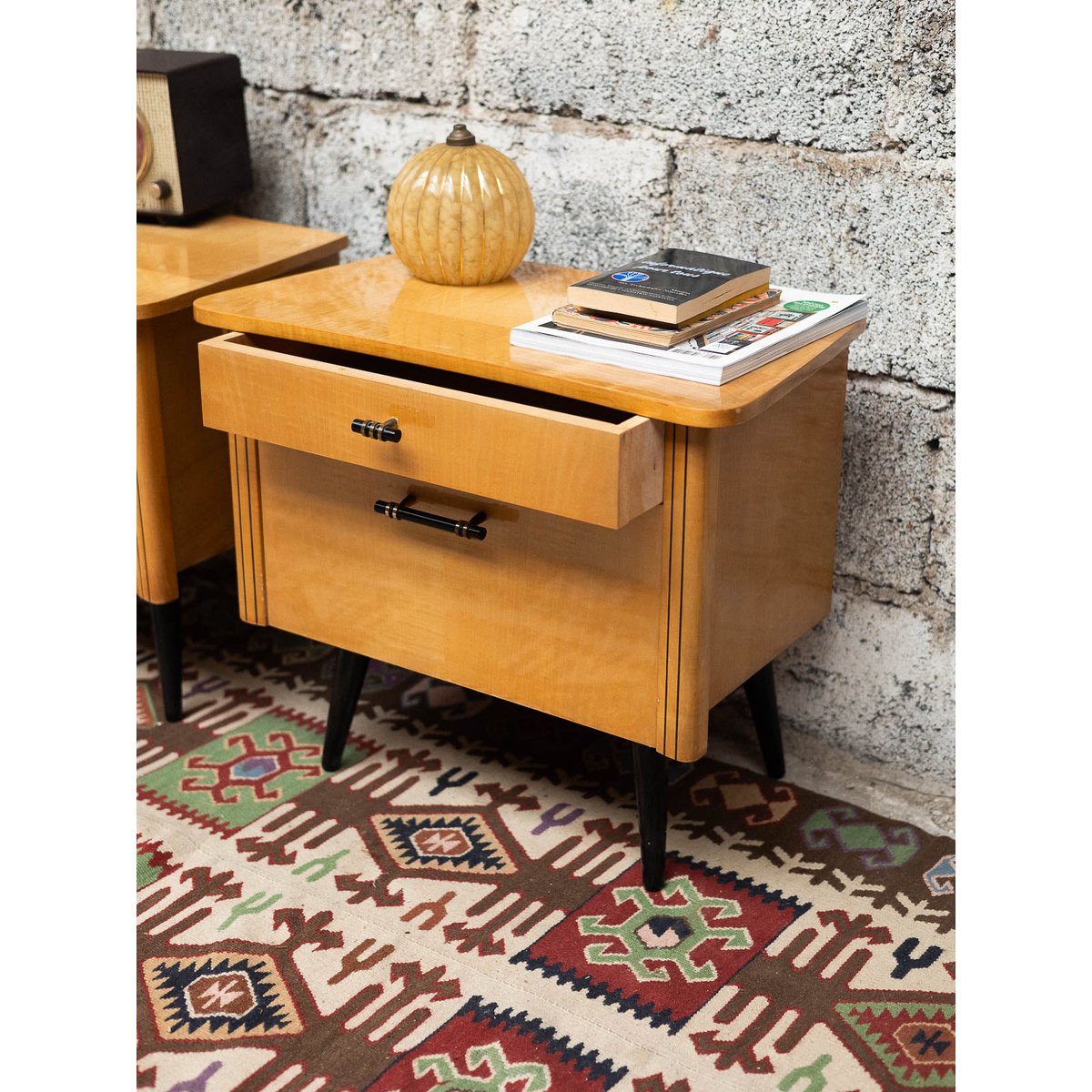 Paire de tables de chevets Maïa N°1528 - Bon état bois clair, DEBONGOUT