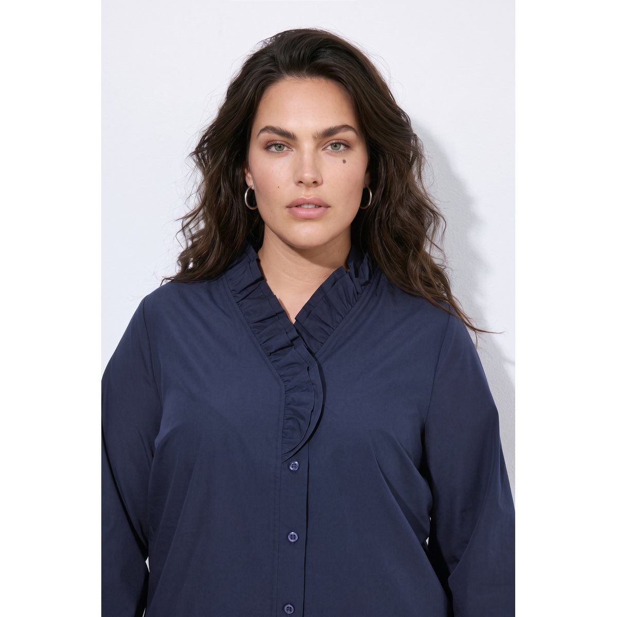 Blouse à encolure en V et col ruché marine, ULLA POPKEN
