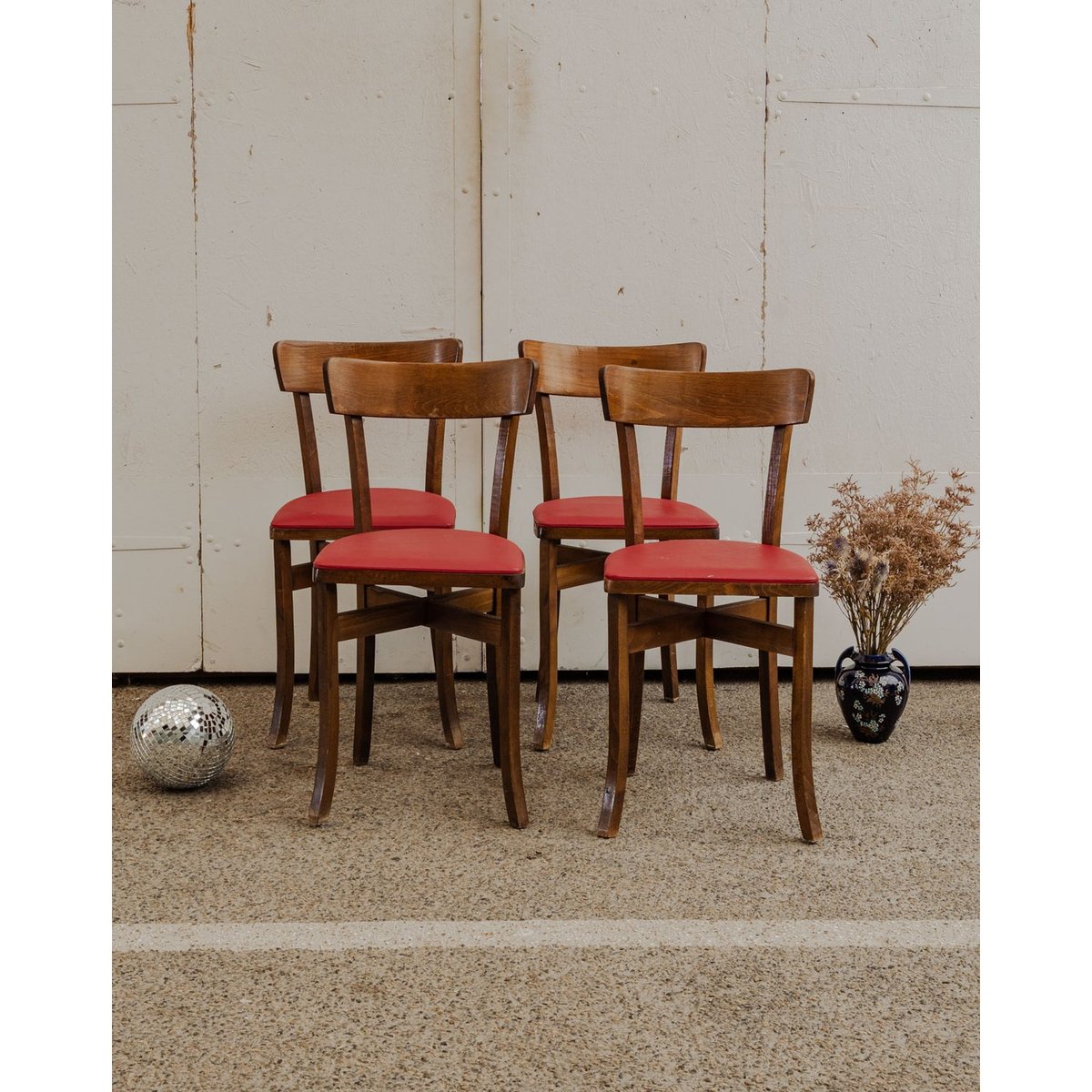 Lot de 4 chaises en simili cuir rouge Alma N°1605 - Bon état bois foncé, DEBONGOUT