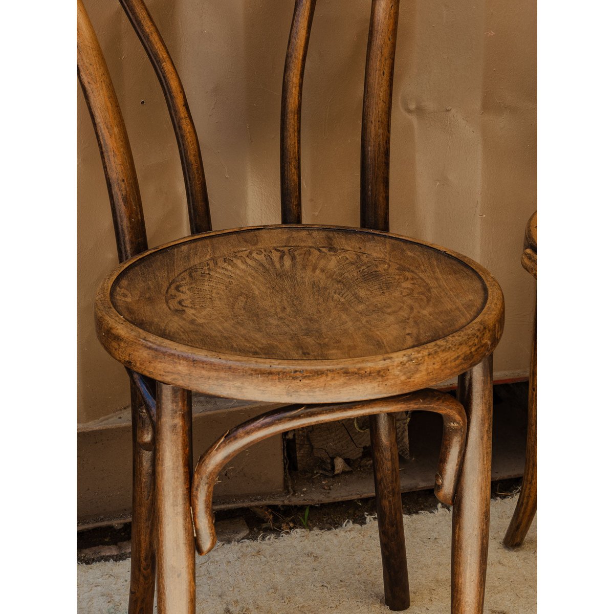 Lot de 4 chaises en bois Claude N°1408 - Bon état bois foncé, DEBONGOUT