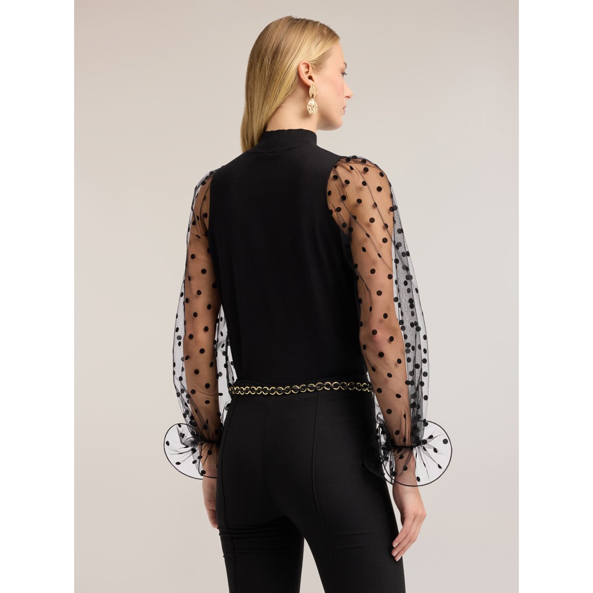 Col roulé avec manches en tulle noir, MOTIVI