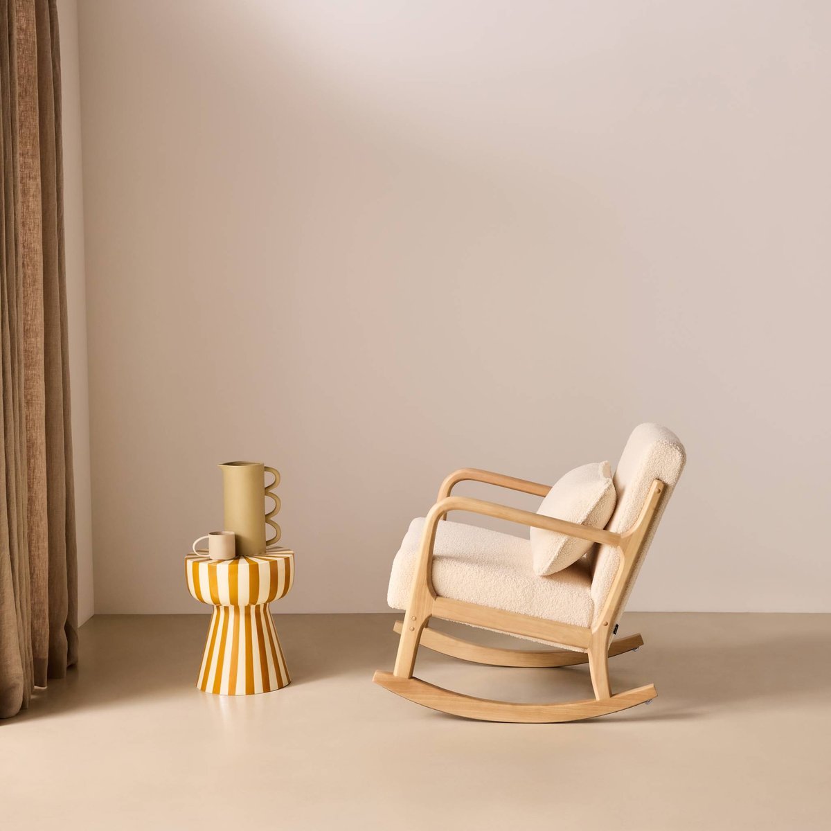 Rocking chair scandinave bois d'hévéa et bouclette LORENS crème, SWEEEK