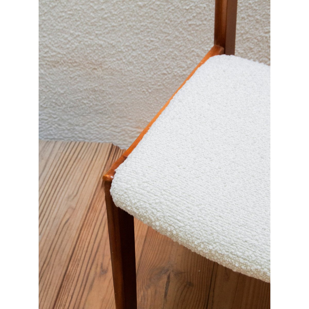 Paire de chaises en bois et tissu Alma N°1071 - Bon état bois, DEBONGOUT