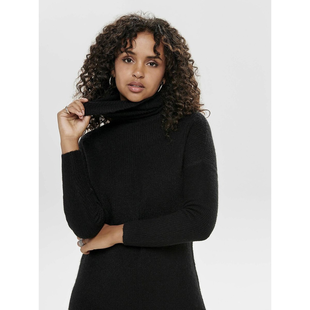 Vestido tipo camisola, com gola alta, em malha grossa preto , ONLY
