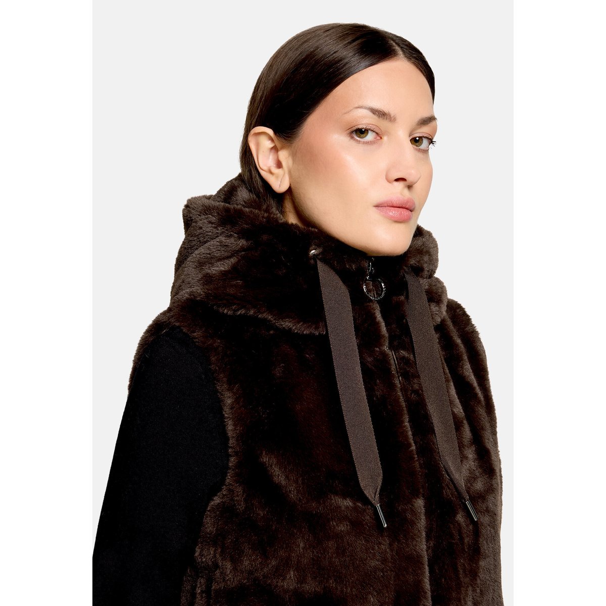 Veste sans manches en peluche à capuche marron foncé, BETTY BARCLAY