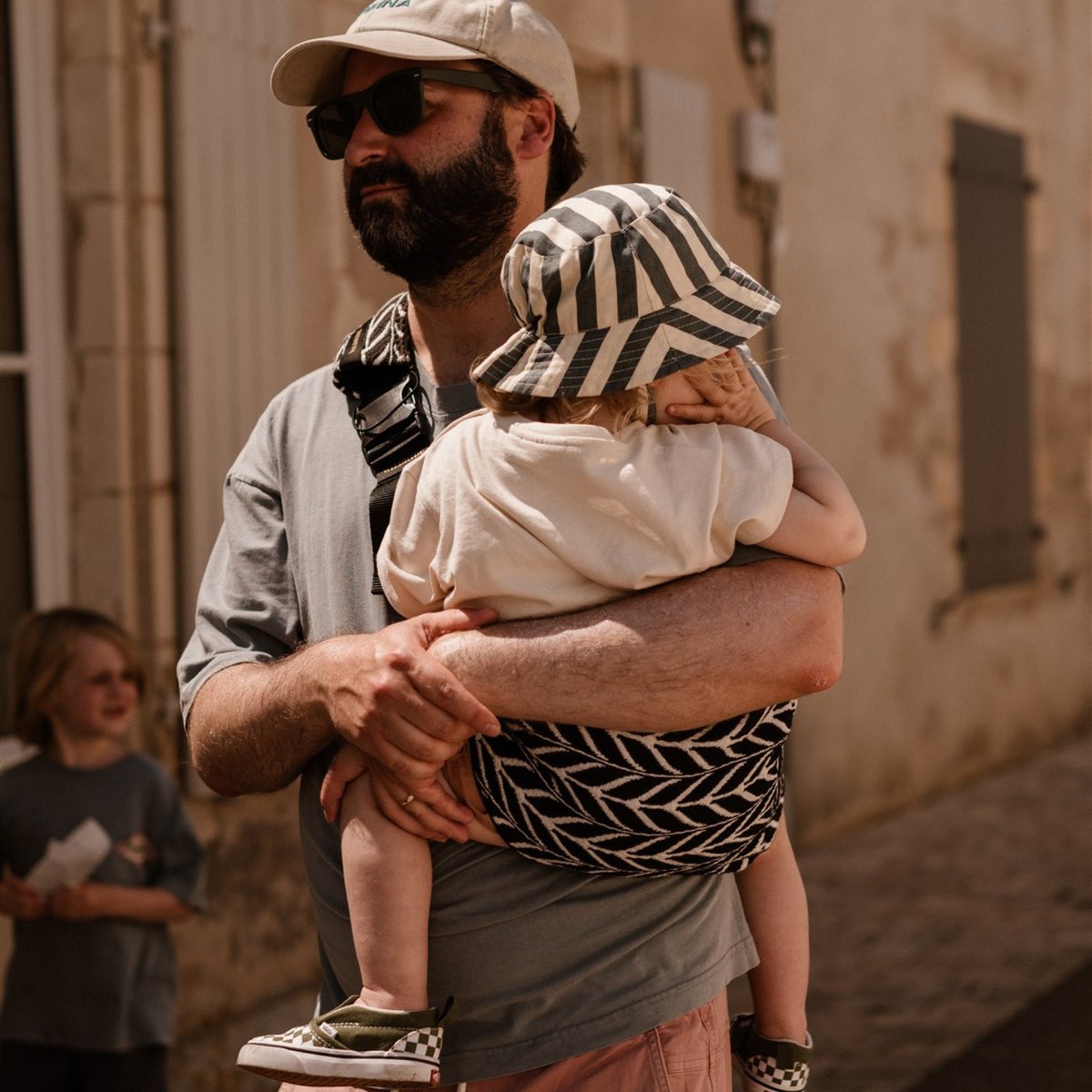 Porte-bébé de hanche premium noir et blanc plumes, WILDRIDE