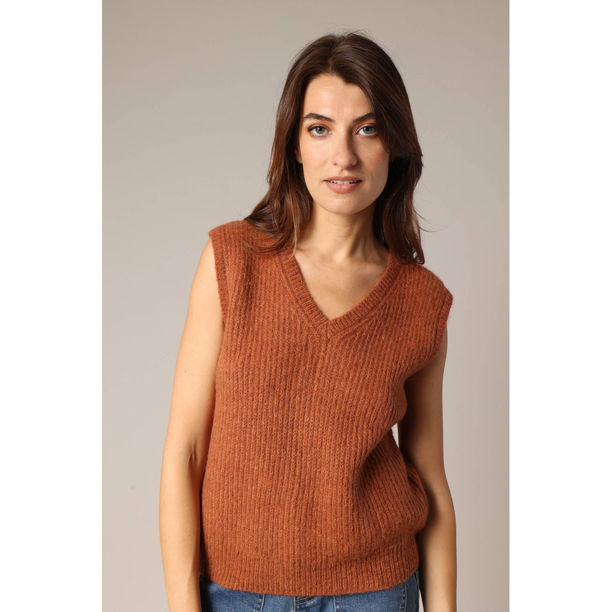 Pull sans manches col v
PIA whisky, DEELUXE
