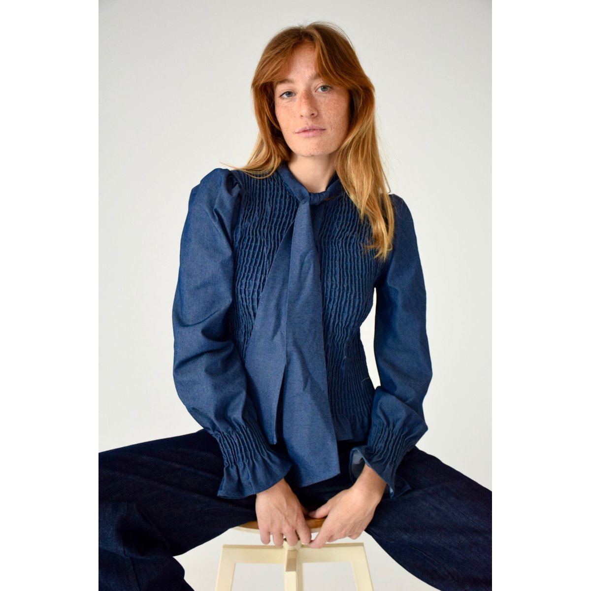 Blouse en jean smockée col lavallière CHÍA denim, MINDTRAVELER