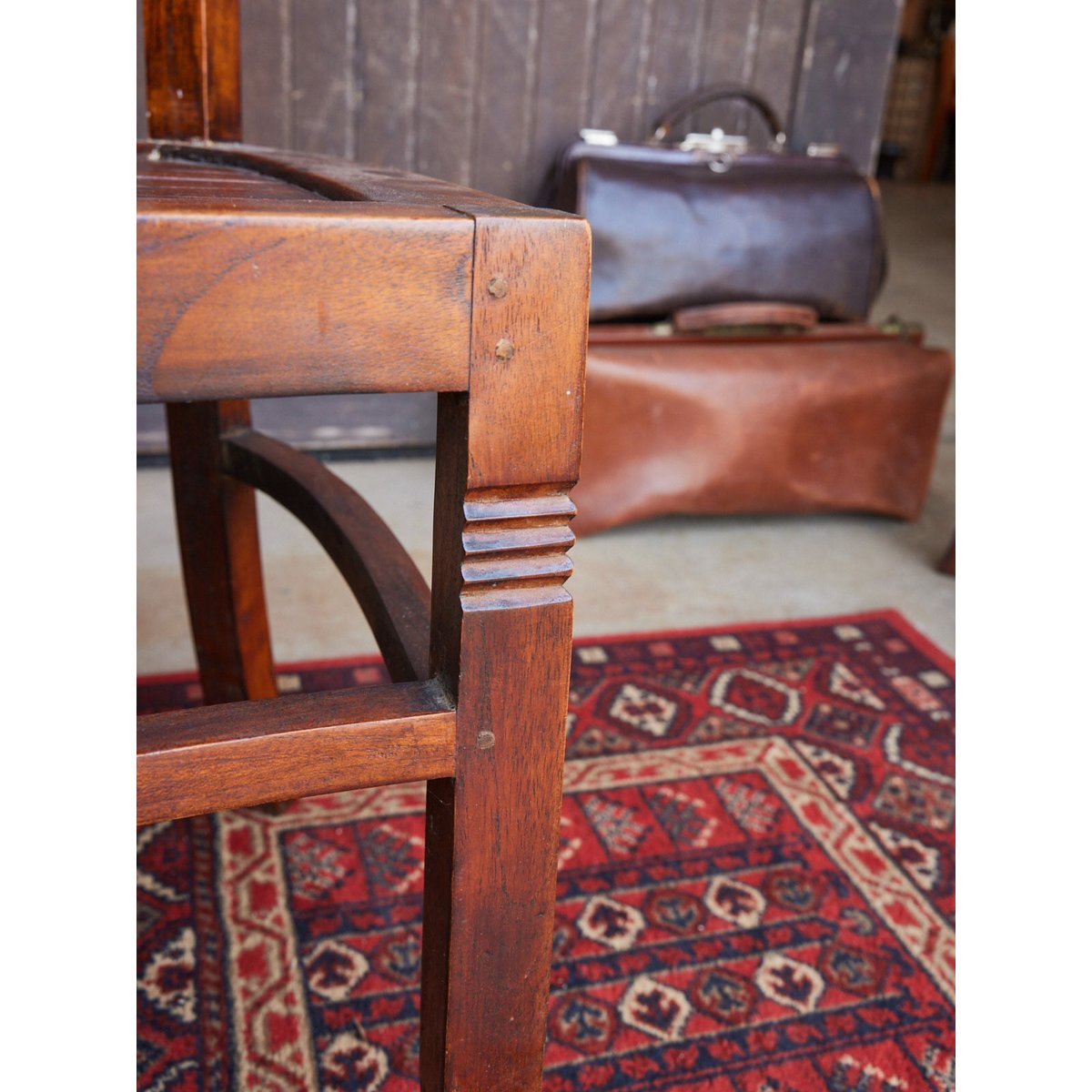 Paire de chaises en acajou Claude N°1349 - Bon état bois foncé, DEBONGOUT