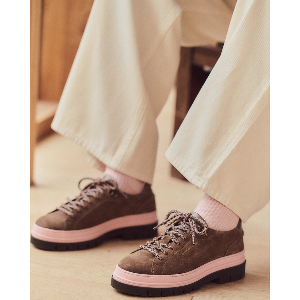 Chaussures basses en suède taupe, FAGUO