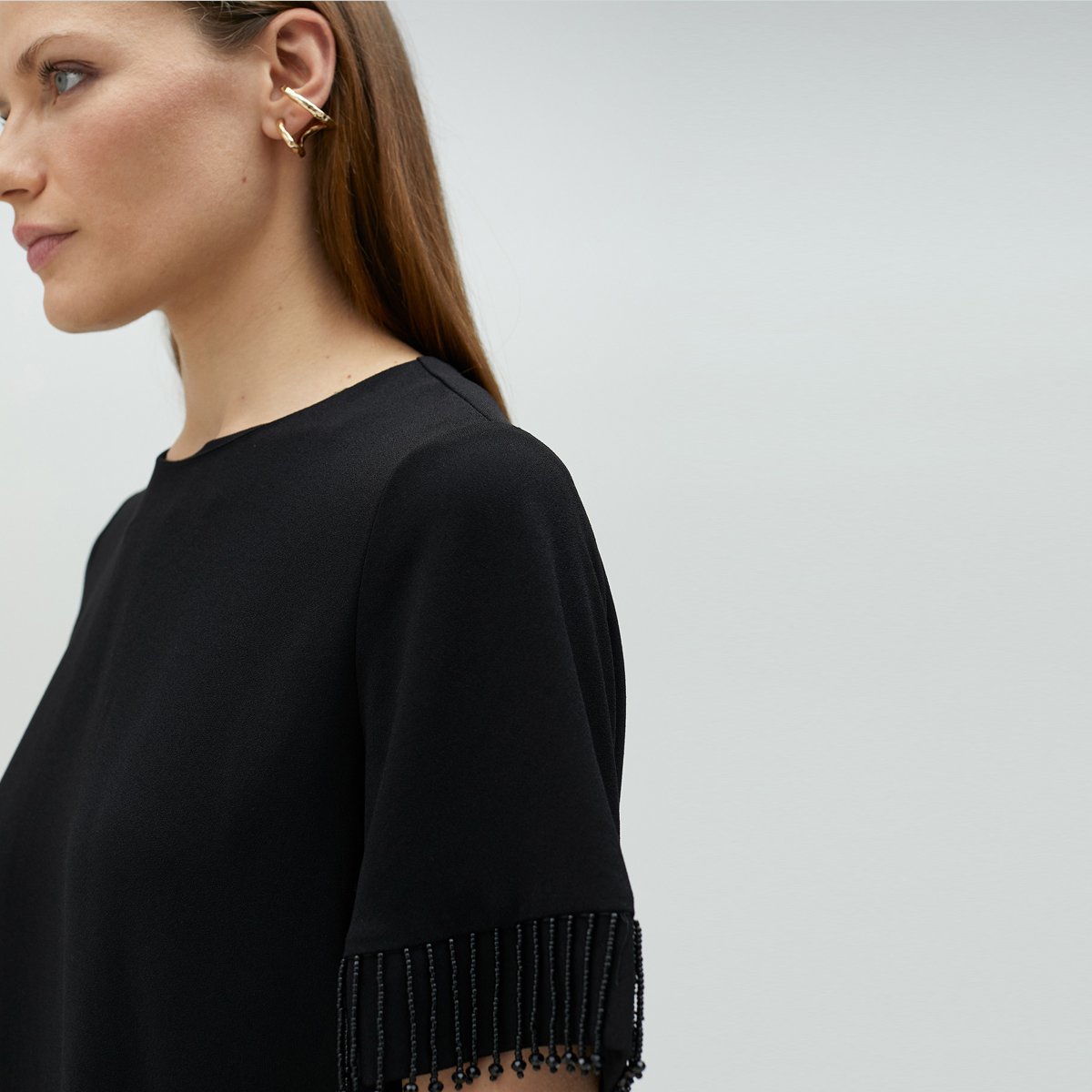 Robe courte avec franges en strass sur les manches et le bas noir, LOLA CASADEMUNT