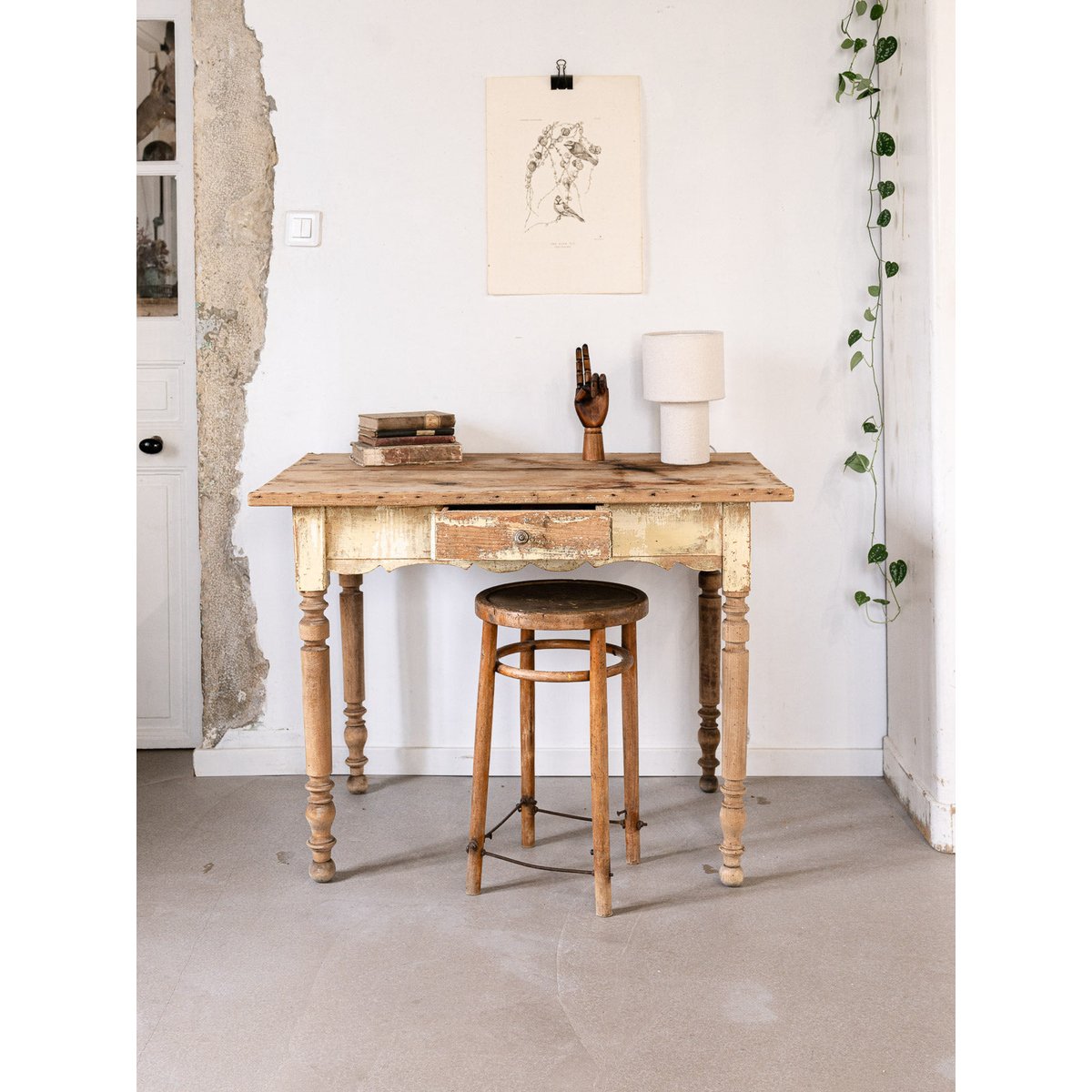 Bureau ancien en bois patiné jaune Edouard N°562 - Bon état bois clair, DEBONGOUT