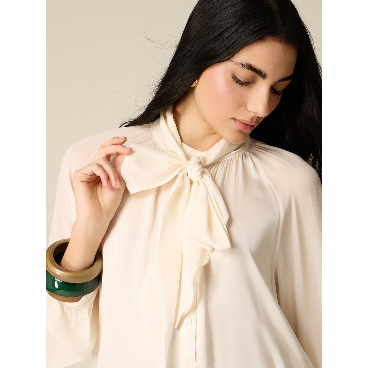 Chemise avec nœud blanc, OLTRE