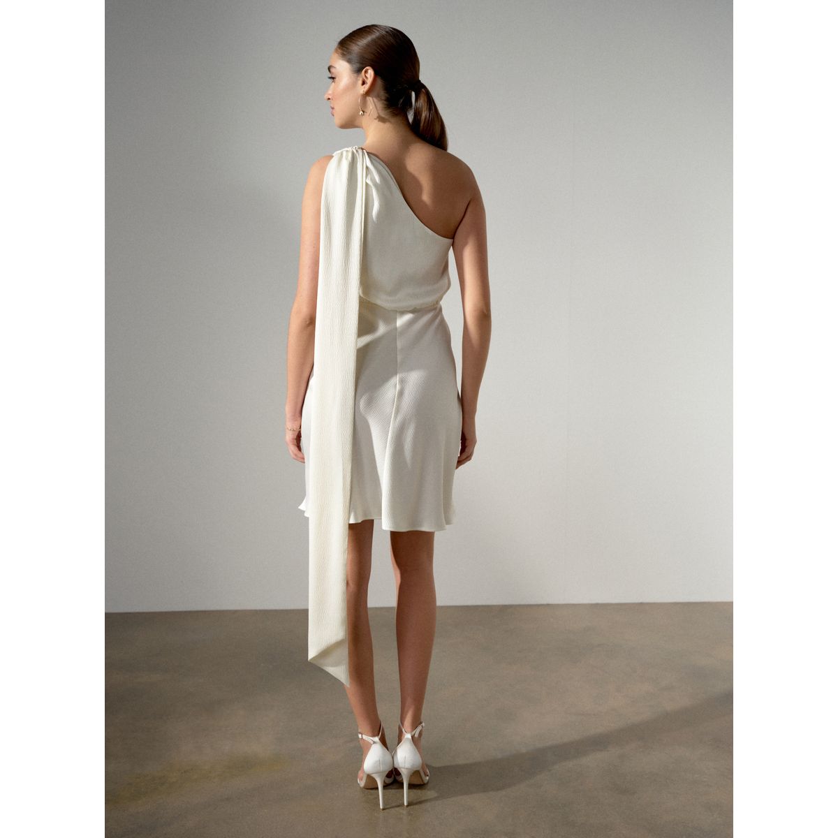 Robe courte asymétrique en satin texturé blanc, NEXT