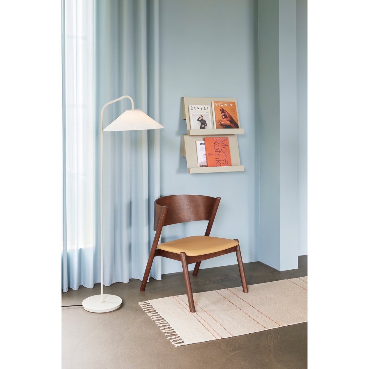 Porte-revues mural en acier SLOPE sable, HUBSCH