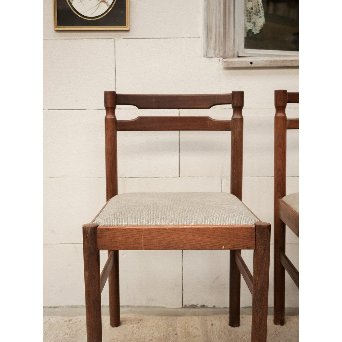 Lot de 4 chaises grises Alma N°1975 - Bon état bois foncé, DEBONGOUT