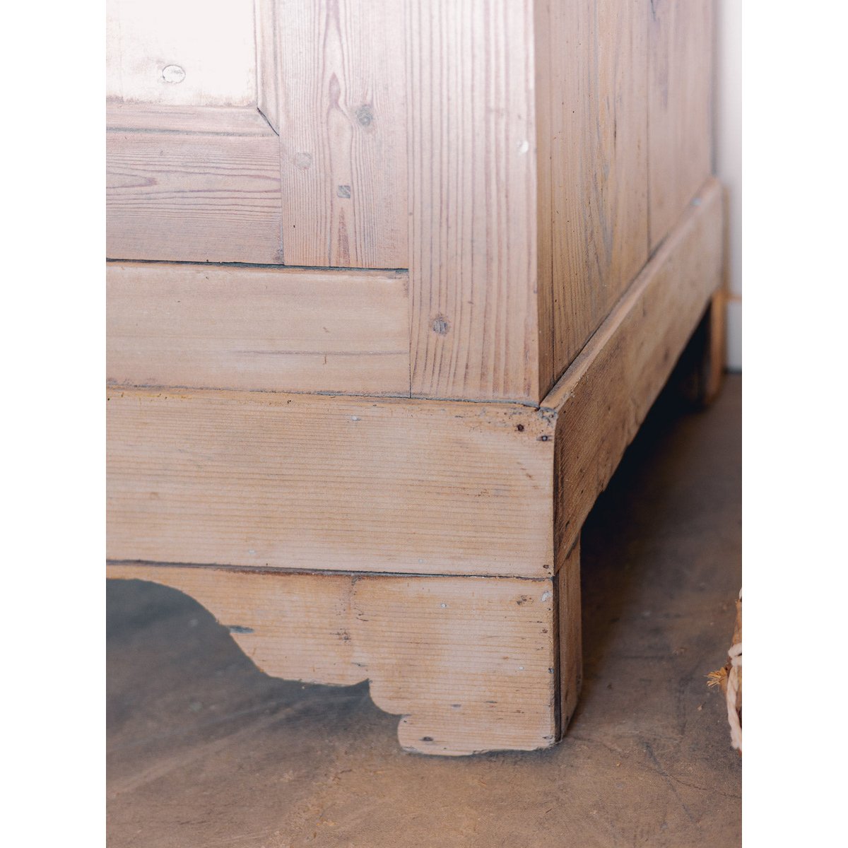 Armoire de campagne en bois clair rénovée Blandine N°501 - Bon état bois clair, DEBONGOUT