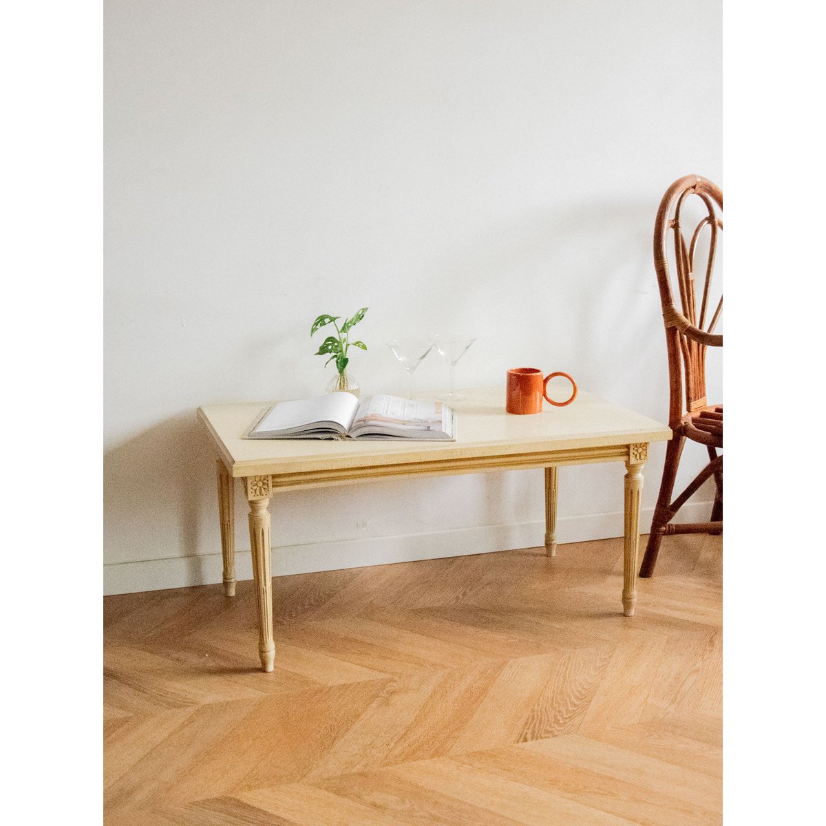 Table basse aux pieds sculptés Léonie N°487 - Bon état beige, DEBONGOUT