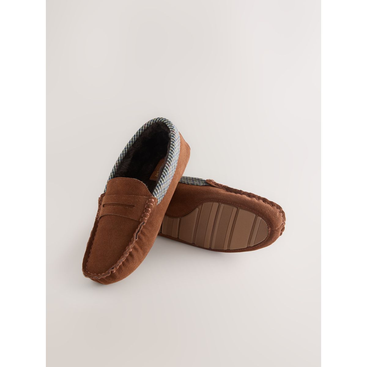 Chaussons mocassins en daim à liseré tissu Signature marron fauve, NEXT