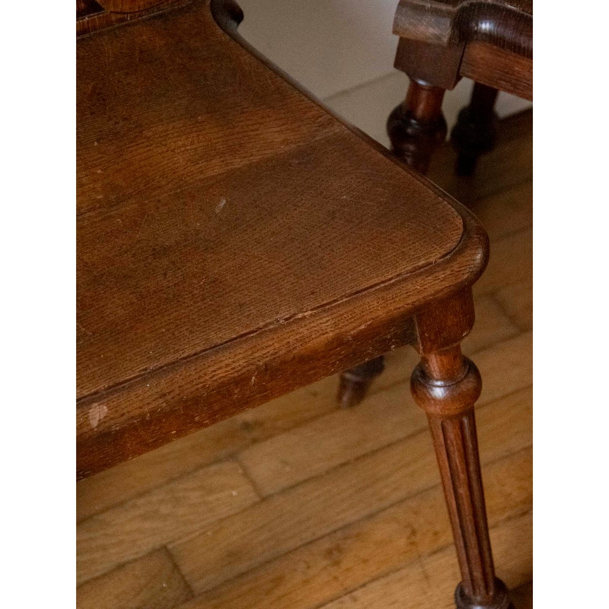 Paire de chaises au bois sculpté Claude N°1583 - Bon état bois foncé, DEBONGOUT